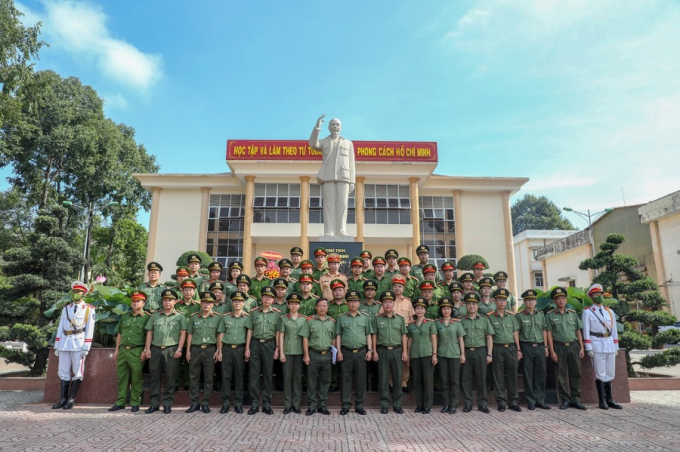 Lãnh đạo, đại biểu cùng toàn thể học viên Khóa học dâng hương, dâng hoa tại Công viên tượng đài Chủ tịch Hồ Chí Minh - Trường Đại học An ninh nhân dân