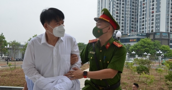 Hình ảnh dẫn giải cựu thứ trưởng Bộ Y tế Trương Quốc Cường đến tòa