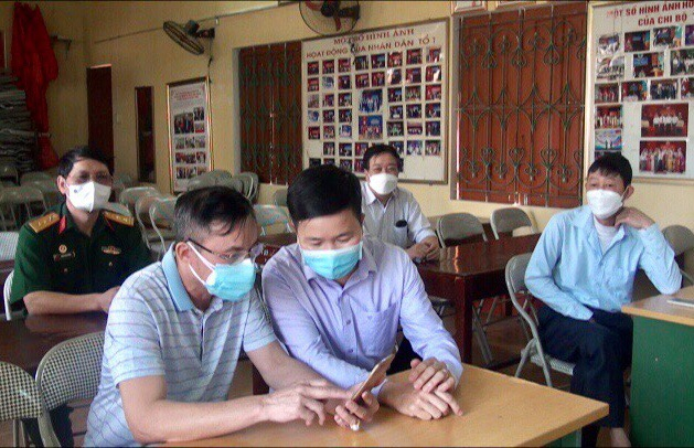 Tổ giúp việc huyện Yên Bình hướng dẫn đảng viên Chi bộ tổ 7 thuộc Đảng bộ thị trấn Yên Bình cài đặt phần mềm Sổ tay đảng viên điện tử.