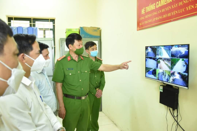 Công an huyện Lục Yên vận hành Hệ thống camera an ninh.