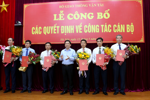 Bộ trưởng Nguyễn Văn Thể trao Quyết định và tặng hoa chúc mừng các cán bộ mới được giao quyền, bổ nhiệm, bổ nhiệm lại.