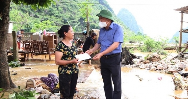 Chủ tịch UBND tỉnh Lạng Sơn thăm và động viên người dân bị ảnh hưởng mưa lũ