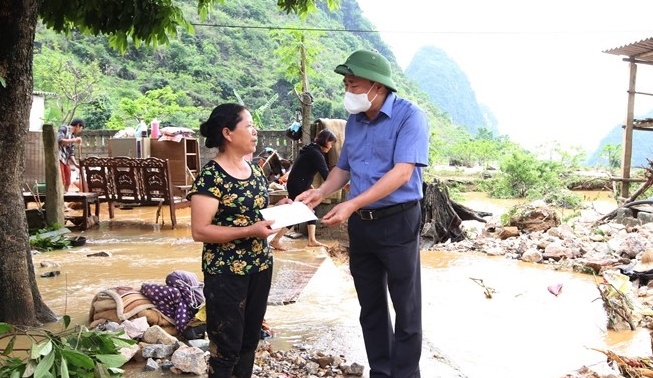 Đồng chí Chủ tịch UBND tỉnh thăm hỏi, tặng quà gia đình bị thiệt hại do mưa lớn tại thôn Lũng Cút, thị trấn Đồng Mỏ