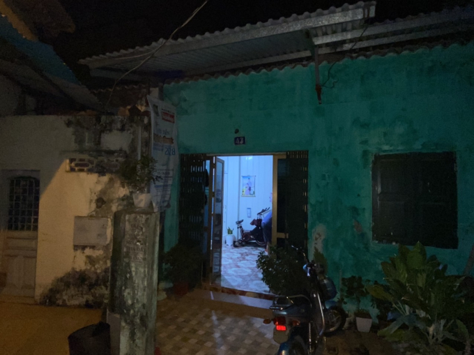Vợ chồng Tuấn sống trong một căn nhà nhỏ, lụp xụp ở ngõ 275 Lê Lợi.