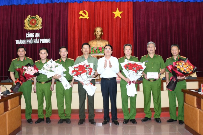 Phó chủ tịch UBND TP Lê Khắc Nam khen thưởng Công an TP Hải Phòng.