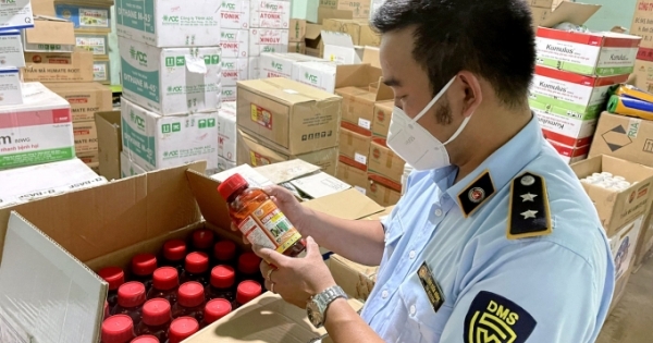 Hàng chục lít thuốc bảo vệ thực vật nhập lậu bị tạm giữ khi trên đường từ Campuchia vào Việt Nam