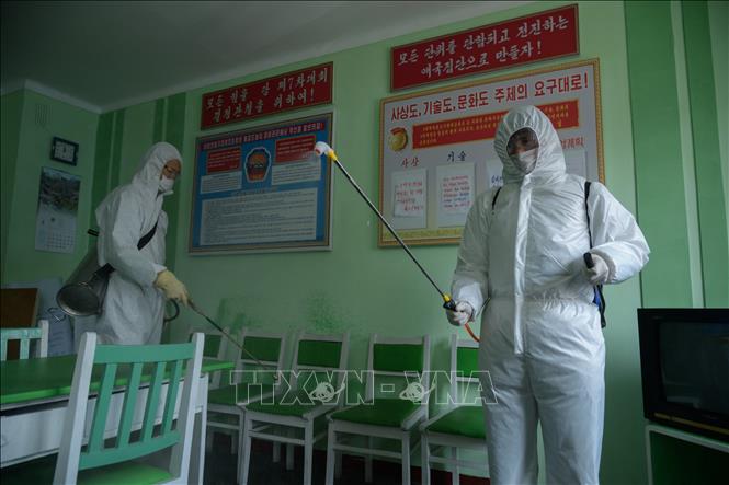 Nhân viên y tế phun khử khuẩn phòng chống dịch COVID-19 tại một bệnh viện ở Bình Nhưỡng, Triều Tiên, ngày 1/4/2020. Ảnh: AFP/TTXVN