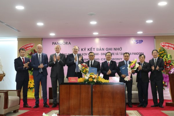 Lãnh đạo tỉnh Bình Dương và đại sứ Đan Mạch tại Việt Nam chứng kiến ghi nhớ giữa Tập đoàn Pandora và chủ đầu tư Khu công nghiệp VSIP 3 vào chiều 12/5.