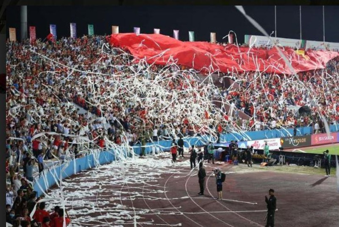 Sân vận động “ngập rác” sau màn cổ vũ bằng giấy vệ sinh.