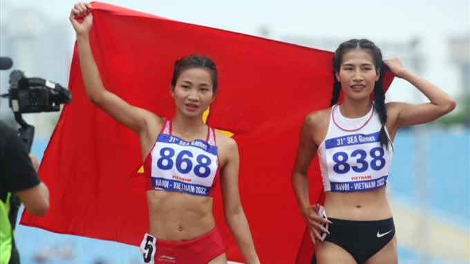 Nguyễn Thị Oanh (trái) và Khuất Phương Anh (phải) thi đấu tại nội dung 1500m nữ.