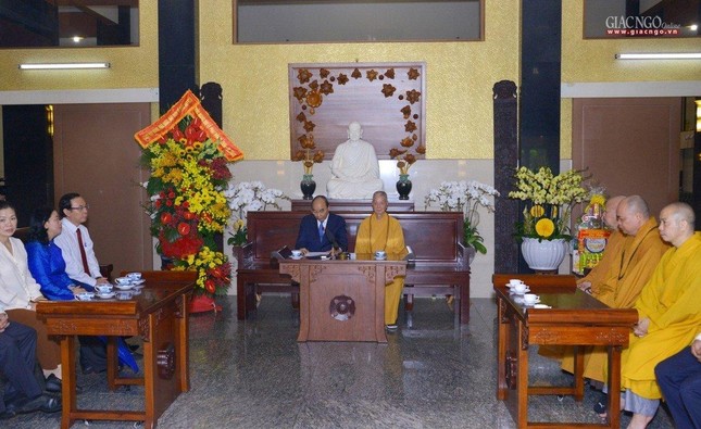 Quang cảnh buổi thăm và chúc mừng Phật đản tại chùa Huê Nghiêm