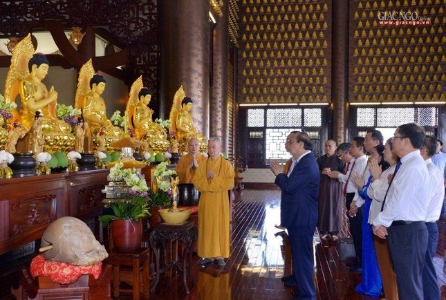 Chủ tịch nước cùng quý vị lãnh đạo tháp tùng dâng hương lễ Phật