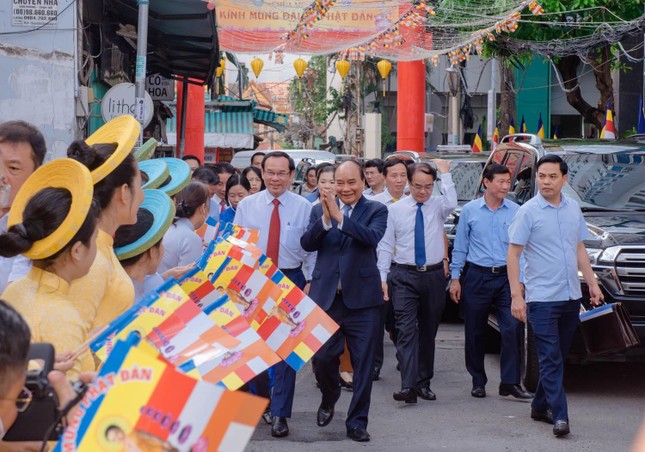 Chủ tịch nước Nguyễn Xuân Phúc và phái đoàn đến chùa Minh Đạo thăm, chúc mừng Phật đản đến Hòa thượng Chủ tịch HĐTS