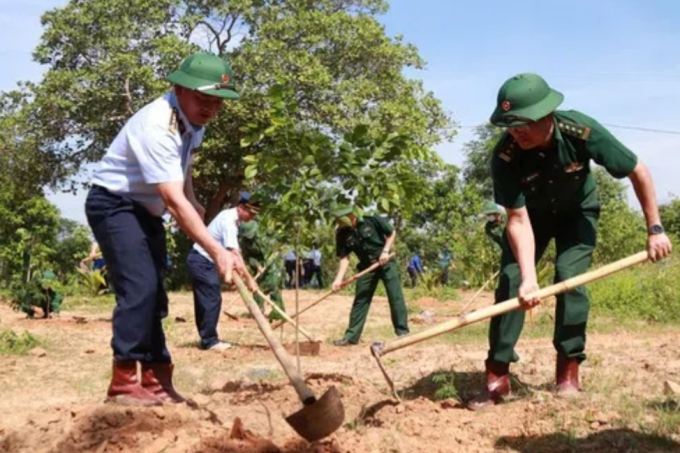 Lãnh đạo Bộ Chỉ huy Bộ đội Biên phòng và Cục QLTT tham gia trồng cây cùng cán bộ, chiến sĩ và nhân viên. (Ảnh: N. L)