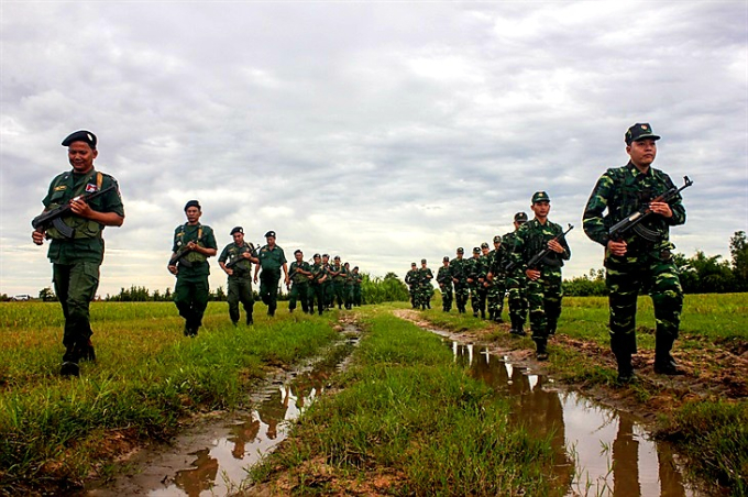 Cán bộ, chiến sĩ BĐBP Tây Ninh tuần tra song phương với lực lượng bảo vệ biên giới Campuchia.