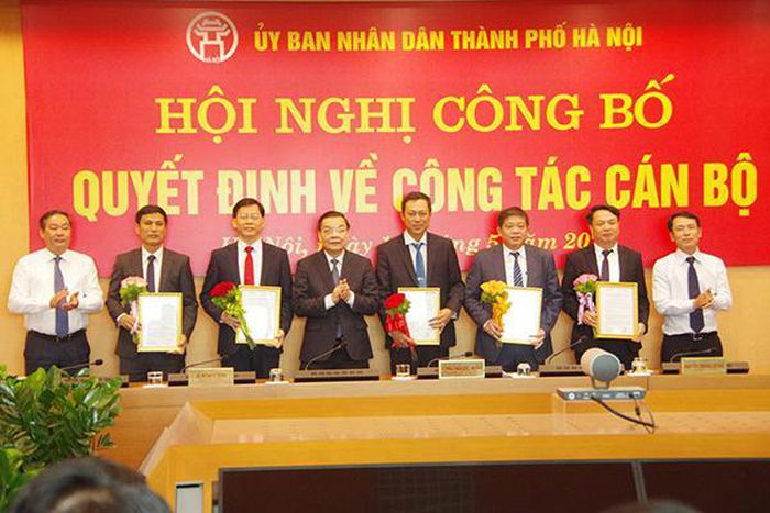 Chủ tịch UBND TP Hà Nội Chu Ngọc Anh trao quyết định và chúc mừng lãnh đạo BQLDA đầu tư xây dựng công trình dân dụng TP. Ảnh: CTV