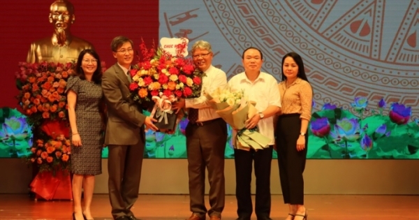 Nguyên Bộ trưởng Bộ Tư pháp Hà Hùng Cường nhận Huy hiệu 45 năm tuổi Đảng