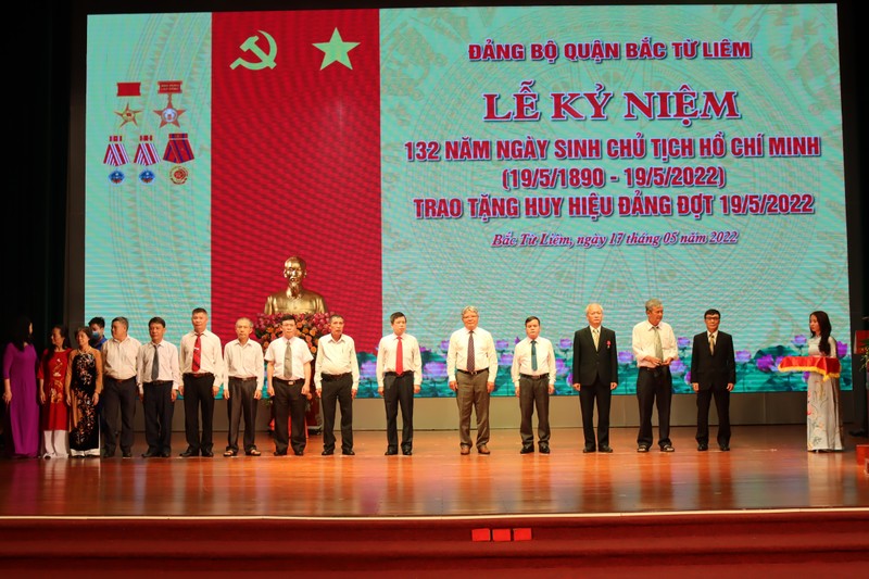 Nguyên Bộ trưởng Bộ Tư pháp Hà Hùng Cường nhận Huy hiệu 45 năm tuổi Đảng.