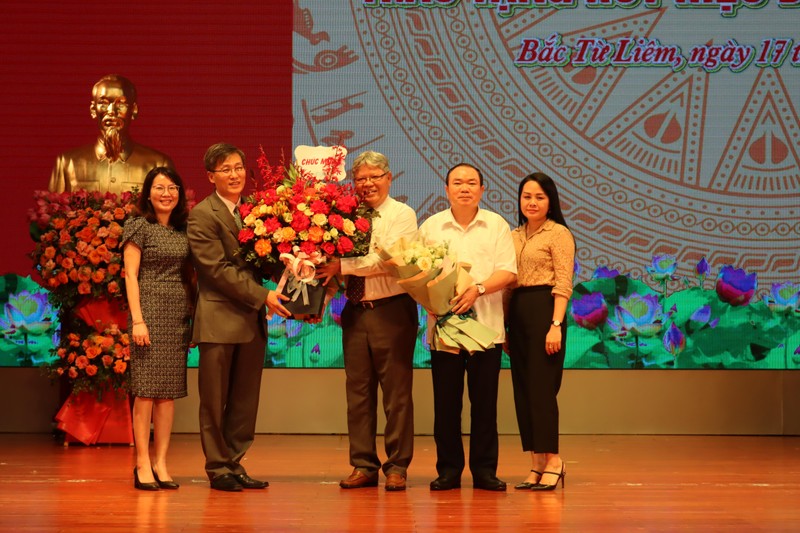 Thứ trưởng Nguyễn Khánh Ngọc, Phó Bí thư thường trực Đảng ủy Nguyễn Kim Tinh cùng một số lãnh đạo Đảng uỷ Bộ Tư pháp tặng hoa chúc mừng nguyên Bộ trưởng Hà Hùng Cường.