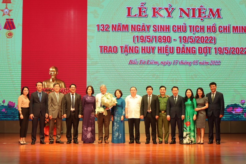 Nguyên Bộ trưởng Hà Hùng Cường chụp ảnh lưu niệm cùng Thứ trưởng Nguyễn Khánh Ngọc và một số lãnh đạo Đảng uỷ Bộ Tư pháp.