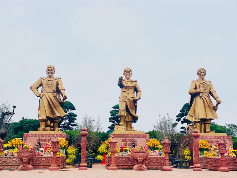 Quảng trường chiến thắng với 3 bức tượng uy nghi tạo nhiều cảm xúc cho du khách đến chiêm bái.