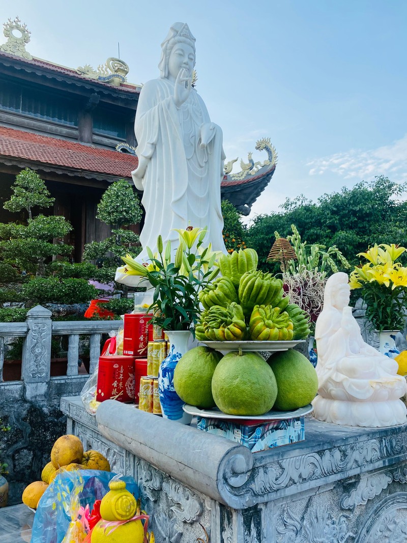 Tượng Phật trên đỉnh núi nơi có chùa Tràng Kênh nằm trong quần thể Khu di tích lịch sử Bạch Đằng Giang.