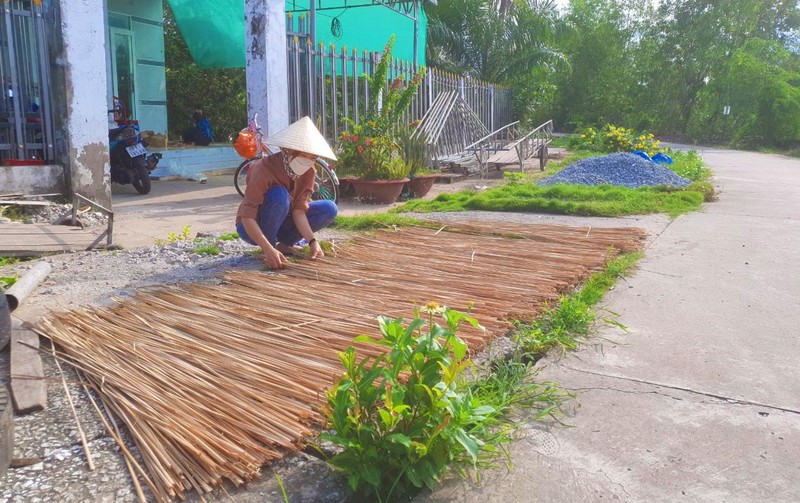 Lá bồn bồn phải được phơi vừa đủ nắng, đảm bảo đủ độ dai nhưng phải sáng màu khi đan lên mới đẹp mắt.