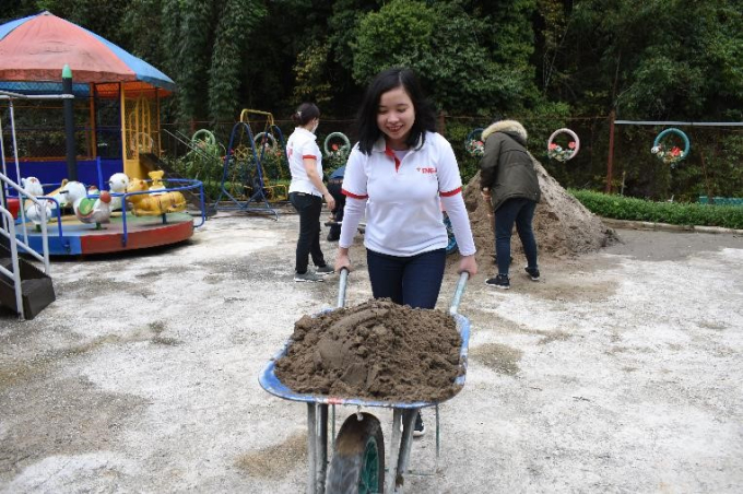 Nhân viên công ty TNS Holdings tham gia công tác tu sửa trường học tại xã Mẫu Sơn