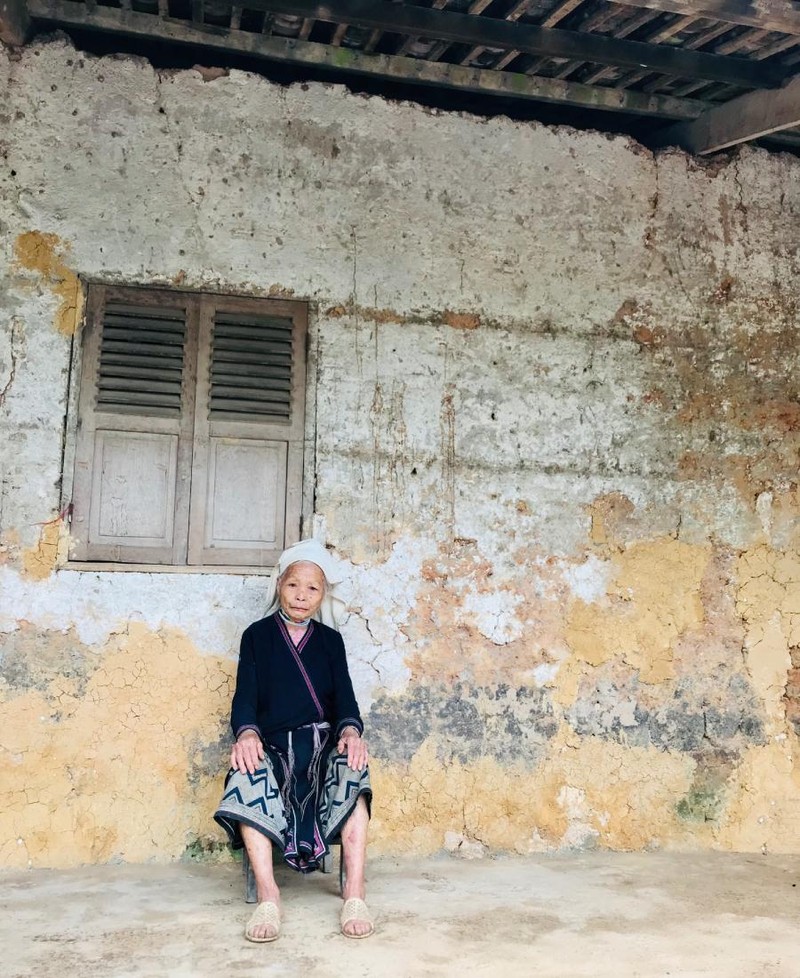 Cụ Bàn Thị Chông bên ngôi nhà trình tường niên đại gần 60 năm của mình.