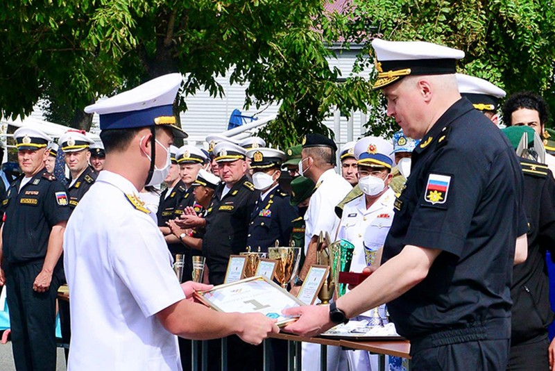 Thượng úy Nguyễn Tiến Duy nhận Bằng khen Trưởng ngành Hàng hải xuất sắc nhất tạiArmy Games 2021.