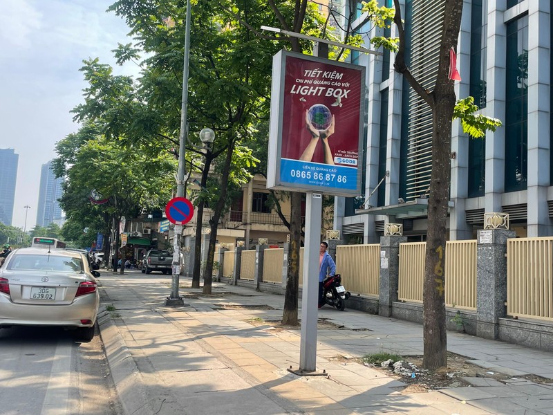 Nhiều nơi đặt thùng rác trên tuyến phố Nguyễn Chí Thanh, hướng đi Liễu Giai, chỉ còn lại phần dành cho biển quảng cáo.