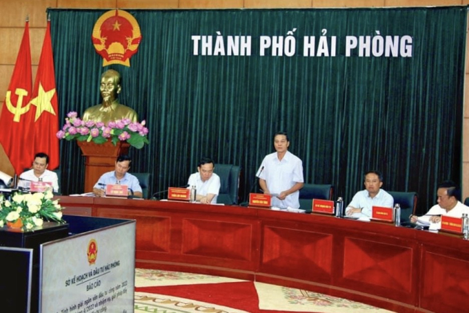 Chủ tịch UBND TP Nguyễn Văn Tùng phát biểu tại cuộc họp.