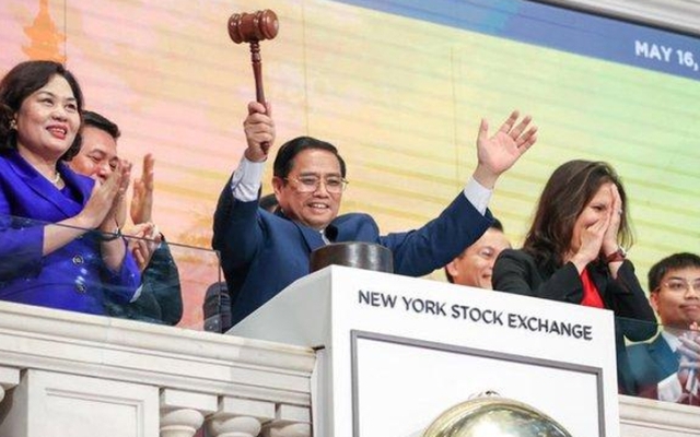 Thủ tướng Phạm Minh Chính gõ búa kết thúc phiên giao dịch tại Sàn giao dịch chứng khoán New York