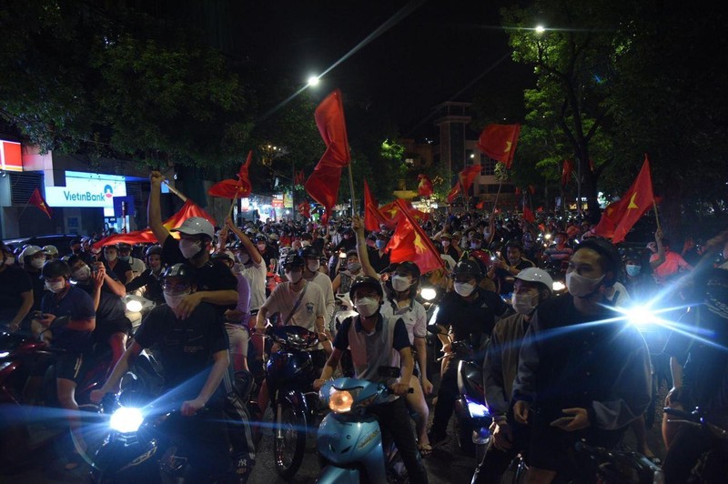 Một đêm không ngủ, người dân Hà Nội ra đường đi bão sau chiến thắng của U23 Việt Nam