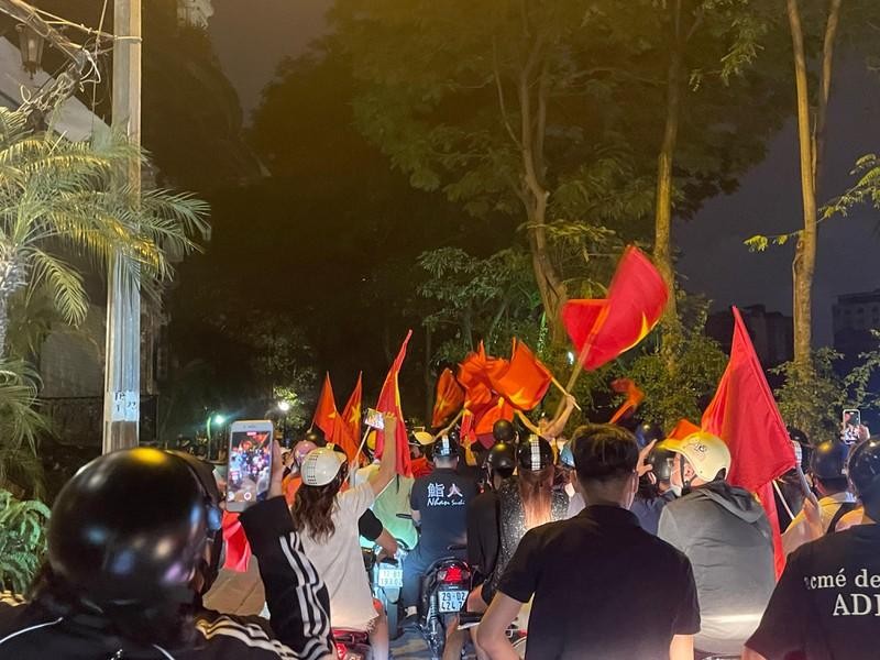 Một đêm hạnh phúc của người hâm mộ bóng đá đội tuyển Việt Nam