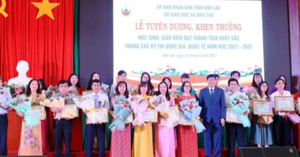 Đắk Lắk: Nhiều giáo viên và học sinh có thành tích xuất sắc được tuyên dương