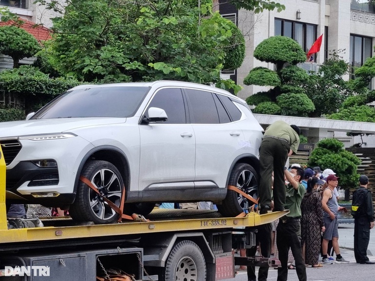 Trong 4 chiếc ô tô đang bị niêm phong, ông Phạm Hồng Hà chỉ đứng tên chiếc xe VinFast giá trị khoảng 1,8 tỷ đồng (Ảnh: An Nhiên).