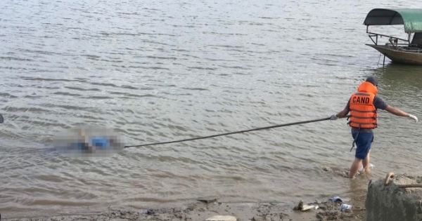 Bàng hoàng phát hiện thi thể 2 mẹ con nổi trên sông Bùng