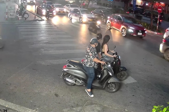 Người đàn ông có hành vi sàm sỡ cô gái đang dừng xe được camera ghi lại.
