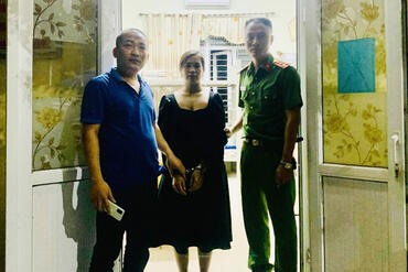 Đối tượng Kim Thị Oanh bị bắt giữ sau khi trốn truy nã. Ảnh: CATH