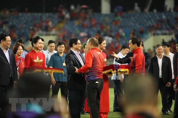 Thủ tướng Phạm Minh Chính bắt tay huấn luyện viên trưởng U23 Việt Nam Park Hang-seo, bày tỏ sự cám ơn tới vị 'thuyền trưởng' tài ba của bóng đá Việt Nam trong suốt những năm qua. (Ảnh: Minh Quyết/TTXVN)