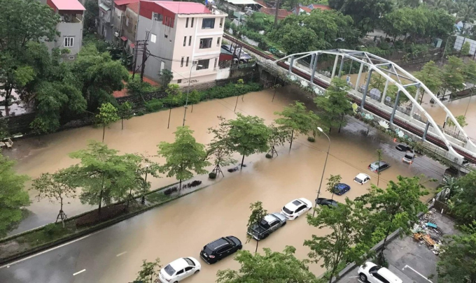 Ghi nhận tại TP Bắc Ninh, đoạn đường từ Lạc Long Quân đến khu vực chung cư Hoàng Gia bị ngập sâu khiến nhiều ôtô chìm trong nước. (Ảnh: Bắc Ninh 24h)