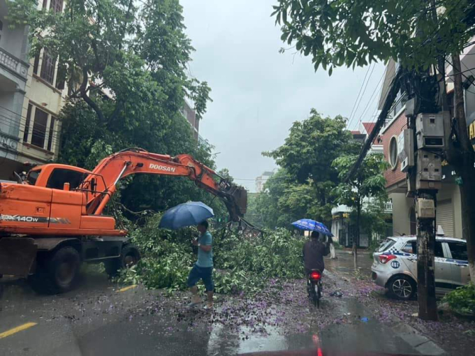 Lực lượng chức năng đang xử lý cây xanh trên địa bàn TP Bắc Ninh bị đổ, gãy để đảm bảo tuyến đường được lưu thông. (Ảnh: Bắc Ninh 24h)