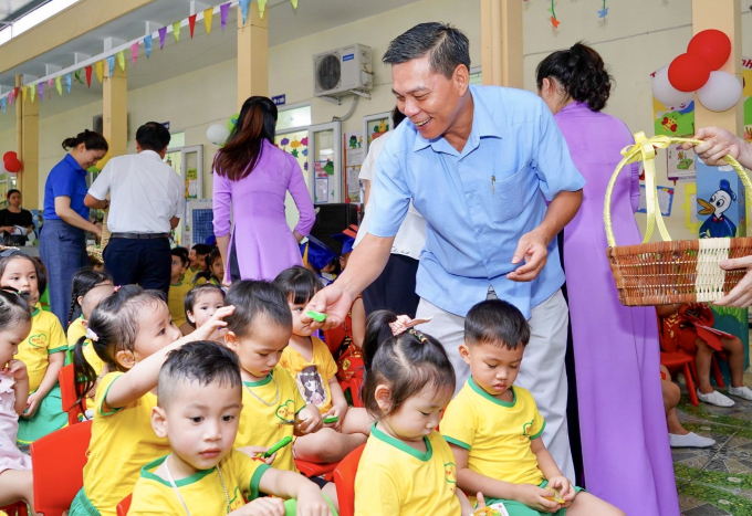 Chủ tịch UBND TP Nguyễn Văn Tùng thăm, tặng quà các cháu thiếu nhi Trường mầm non Vạn Hương. (Ảnh CTTĐT)