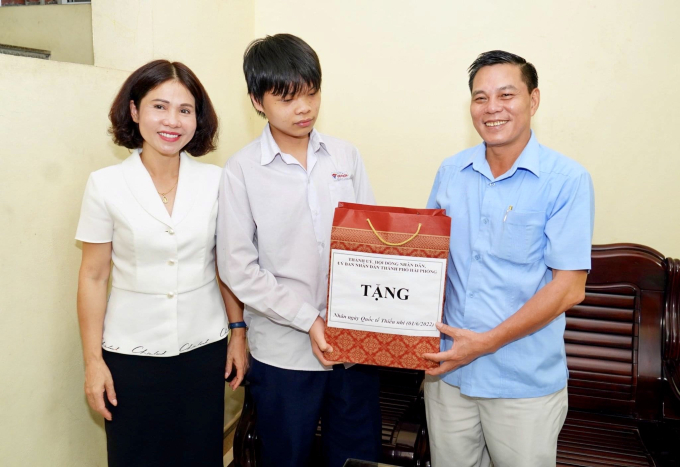Chủ tịch UBND TP Nguyễn Văn Tùng thăm, tặng quà cháu  Đinh Đình Hiền (SN 2007, tại phường Ngọc Xuyên)