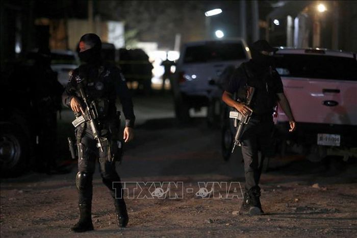 Cảnh sát Mexico điều tra hiện trường một vụ xả súng. Ảnh (tư liệu) minh họa: AFP/TTXVN