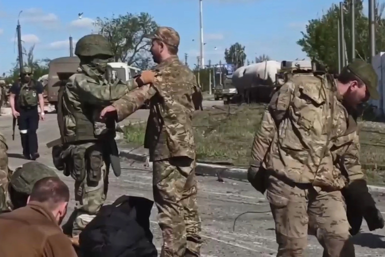 Binh sĩ Ukraine tại nhà máy Azovstal ra hàng lực lượng Nga (Ảnh: Bộ Quốc phòng Nga).