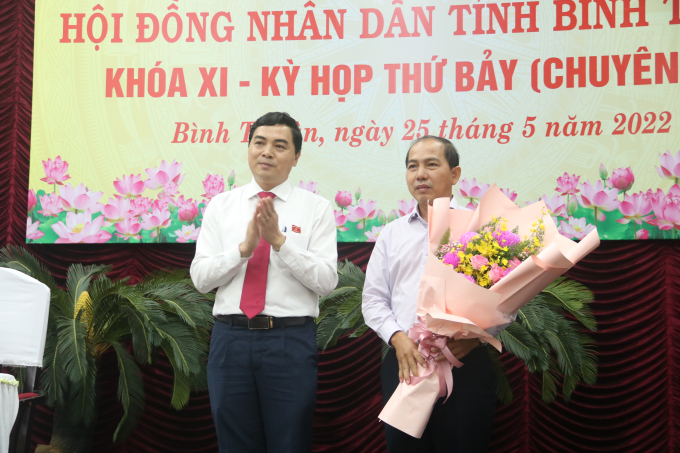 Chủ tịch HĐND tỉnh Nguyễn Hoài Anh tặng hoa chúc mừng ông Lê Ngọc Tiến.