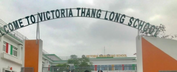 Xe đưa đón học sinh trường Victoria Thăng Long gây tai nạn, một người bị kéo lê dưới gầm xe