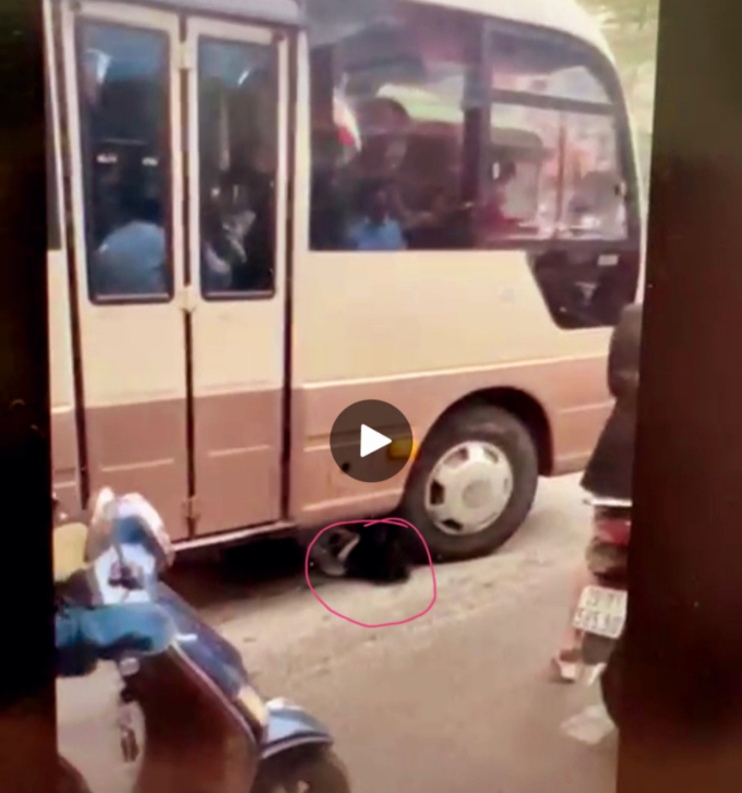 xe đưa đón học sinh trường Victoria Thăng Long gây tai nạn, khiến 1 người bị kéo lê dưới gầm xe…Ảnh: cắt từ Clip